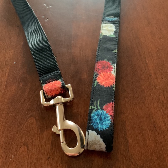 NWOT New Beautiful Flowered 49-1/2” Dog Leash - Picture 3 of 5